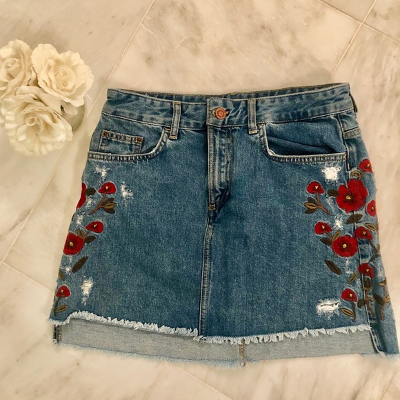 ✨💕PRICE DROP! Zara Denim Floral Embroidered Skirt - Picture 2 of 5
